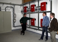 Die Leitungen wurden vom Dach durch die alten Schornsteinzüge bis in das Herz der Anlage, in den neu sanierten Wechselrichterraum im Keller des Gebäudes, gezogen. 