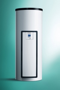 Beim Rücklauf-Solarsystem auroSTEP plus D wird warmes Wasser nur dann produziert, wenn es benötigt wird.