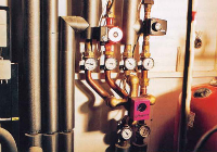 Das hydraulische Herz der Anlage ist der Mehrwegmischer Rendemix. Er schaltet den Hochtemperaturkreis mit dem Niedertemperaturkreis in Reihe.