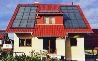 42m² Kollektorfläche auf Dach und Gaube des Wohnhauses Geißer decken die Wärmegrundlast ab.