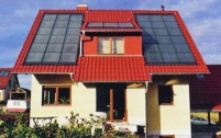 42m² Kollektorfläche auf Dach und Gaube des Wohnhauses.......