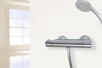 Lässt sich angenehm anfassen: der Thermostat-Selbstschluss-Mischer 193 mit B’Cool-Funktion.<br />Bild: Benkiser Armaturenwerk GmbH, Burglengenfeld