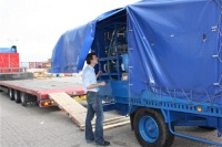 Letzter Check vor der Verladung: Christoph von Helldorff, Berkefeld-Projektmanager, prüft die mobile Wasseraufbereitungsanlage, die nach Görlitz geht. Foto: Berkefeld