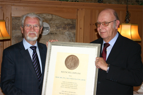 Prof. Rüdiger Detzer (rechts) bei der Übergabe des...