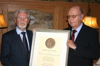Prof. Rüdiger Detzer (rechts) bei der Übergabe des Rietschel-Diploms an Prof. Siegfried Baumgarth. Bild: BHKS