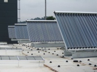 Die knapp 400 m² grosse Kollektorfläche auf dem Dach der neuen Logistikhalle kann zukünftig bis zu 50% des Energiebedarfs für die Prozesswärme im Lackierwerk von Zehnder abdecken. Bild: Ritter XL Solar