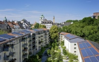 Die Dachgeschosse der drei- und fünfgeschossigen Mehrfamilienhäuser wurden im Zuge der Sanierung ausgebaut und mit thermischen Solarkollektoren und PV-Modulen bestückt.<br />Bild: Ingrid Scheffler