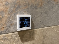 blossom-ic Funk-Raumthermostat Hera Direct+ weiss (230V) mit Anzeige der Uhrzeit, Soll- und Ist-Temperatur und dem aktuellen Heizprogramm. Das Hera+-System kann manuell über die Funk-Raumthermostate und/oder über die blossomic App geregelt werden.