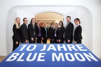 Die Neusser Kommunikations-Agentur Blue Moon feiert in diesem Jahr ihren ersten runden Geburtstag. Seit zehn Jahren meistert das Team  rund um Agentur-Chefin Anita Gilges ( 4. v. r.) kommunikative Herausforderungen mit gezielten und wirkungsvollen Maßnahmen. Besonderes Augenmerk liegt darauf, mittelständischen Unternehmen die verdiente Aufmerksamkeit in den Medien zu verschaffen.  Foto: BLUE MOON 