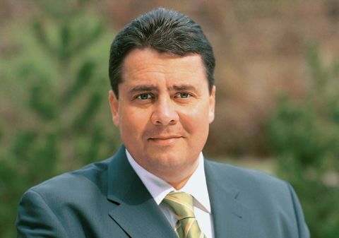 Bundesumweltminister Sigmar Gabriel sieht in der Verabschiedung...
