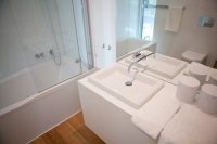 Modernes Design ist auch im  Badezimmer zu finden.