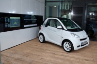Das Modellhaus des Bundesbauministeriums kombiniert Energieeffizienz mit Elektromobilität. Das Haus produziert Energie, die dann die Elektrofahrzeuge der Bewohner speist. 