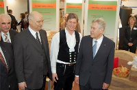 Michael Glos (rechts), Bundesminister für Wirtschaft und Technologie, und Otto Kentzler (links), Präsident des Zentralverbands des Deutschen Handwerks, bei einem Rundgang über die IHM 2008. Foto: BMWI