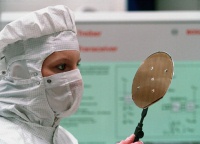 Bosch erweitert seine Halbleiterfertigung in Reutlingen: <br />Wafer-Fertigung bei Bosch in Reutlingen unter sehr anspruchsvollen Reinraumbedingungen<br />die feinen Strukturen erfordern sehr sauberes, präzises Arbeiten. Foto: Bosch<br />