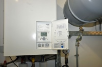 Kompakt und leistungsstark – der Wärmeerzeuger EcoTherm Plus WGB von Brötje mit 50 kW Nennwärmeleistung für das Gebäude.