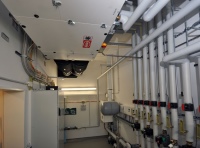 Im Technikraum fand neben der Heizung und dem Verteiler auch eine der beiden Lüftungsanlagen Platz. Sie wurde unter der Decke befestigt.
