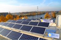 Direkt am Spreeufer in Berlin steht die millionste Solarstrom-Anlage Deutschlands. Im Zuge der energetischen Sanierung des Instituts für Forschung und Entwicklung von Sportgeräten (FES) wurde die Photovoltaik-Anlage installiert. Bild: BSW