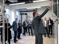 Vertreter der fördernden Unternehmen besichtigen den neu ausgestatteten<br />BTGA-Schulungsraum im ERFURT Bildungszentrum.