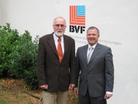 BVF-Geschäftsführer Dipl.-Ing. Joachim Plate begrüßt ibb Vertriebs- und Marketingleiter Hans Robert Pütz (re.) als neues Mitglied im Bundesverband. Foto: ibb Modul Air KG