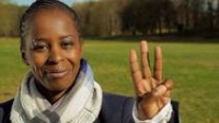 Alles über die Wärmepumpe in 5 Minuten: Moderatorin Shary Reeves, eine zufriedene Kundin und ein Installateur fassen die wichtigsten Informationen zum umweltfreundlichen Heizen in einem unterhaltsamen Kurzfilm zusammen. Bild: BWP <br /><br />