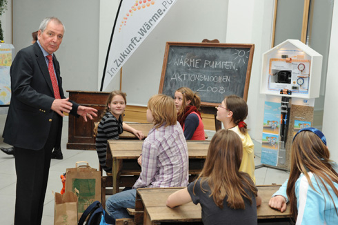 Klaus Töpfer mit Schülern der Berliner "Grundschule...