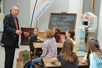 Klaus Töpfer mit Schülern der Berliner "Grundschule im Grünen" während der Aktionswochen Wärmepumpe 2008. Foto: BWP