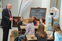 Klaus Töpfer mit Schülern der Berliner "Grundschule.......