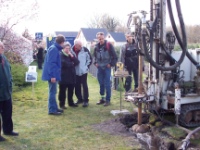 Wärmepumpen und Erdsondenbohrer zum Anfassen gab es bei den Wärmepumpen Aktionswochen 2009 ‐ einer Gemeinschafts‐Initiative des Bundesverbandes Wärmepumpe (BWP) e.V. und des Bundesindustrieverband Deutschland Haus‐, Energie‐ und Umwelttechnik e.V. Foto: BWP