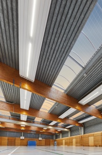Die neuen LED-Einbauleuchten für Deckenstrahlplatten Zehnder ZBN verbinden integrativ und platzsparend das energieeffiziente Prinzip der Deckenstrahlplatte mit innovativer Lichttechnik, und dies mit bis zu 90 % Energiekostenersparnis im Vergleich zu alternativen Systemen.