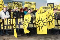 Die Mitarbeiter der CENTROSOLAR AG appellieren mit der Aktion an die Politik, sich schützend vor die Beschäftigten der Solarwirtschaft in Deutschland zu stellen und die Solarstromförderung deutlich weniger stark zu reduzieren, als von Bundeswirtschaftsminister Rösler geplant.  Bild: Centrosolar