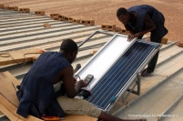 Installation der PV-Anlage im März 2009 auf der Schule.......