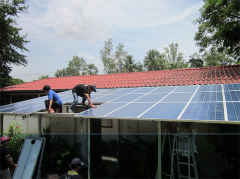 Installation der Photovoltaik-Anlage von Centrosolar...