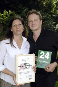 Familie Malinowski aus Kleinmachnow freut sich über die Auszeichnung. Foto: CO2online
