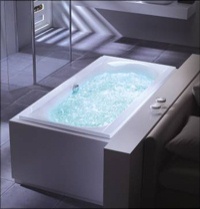 Mit der Badewanne „Senso“ wird Baden zum prickelnden Erlebnis, denn Wasser-, Luft- und Kombisysteme lassen sich in jede Sealskin-Badewanne integrieren. Bild: Coram Bad Sealskin