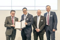 Haftungsübernahmevereinbarung nach neuestem Zuschnitt (v.l.): ZVSHK-Hauptgeschäftsführer Helmut Bramann, Johannes Rump, Bernhard Schaub (beide Oventrop) und ZVSHK-Präsident Michael Hilpert nach Unterzeichnung der HÜV 2.0 auf der ISH am 12. März 2019. <br />Bild: ZVSHK