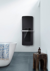 Der Designheizkörper RUNTAL FOLIO HYBRID verbindet Warmwasserbetrieb und elektrischen Heizbetrieb zu einem funktionalen wie ästhetischen Gesamtkonzept: In der Mitte des Heizkörpers liegt ein elektrisch betriebenes Infrarotheizelement mit eleganter Glasoberfläche, durch dessen schnelle Reaktion Badetücher in kürzester Zeit vorgewärmt oder getrocknet werden können. Die umlaufende, dezent mattierte Heizfläche wird an die Warmwasser-Zentralheizung angeschlossen und sorgt für ein komfortables Raumklima im Badezimmer.<br />