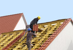 Ein Satteldach wird neu eingedeckt. Foto: Dachziegelwerke.......