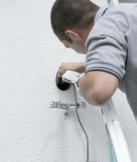 Lediglich eine Bohrung von außen nach innen ist notwendig. Fotos: Daikin