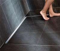 Elegant und praktisch: Mit der Duschrinne CeraLine direkt vor der Wand können auch große Platten ohne Gefälleschnitte verlegt werden.