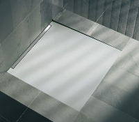 Elegant an der Wand:Duschrinne CeraLine W in der Naturstein-Dusche