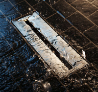 Eleganter Abfluss: Auch große Wassermengen in der bodengleichen Dusche<br />werden durch Zentrix sicher abgeleitet.
