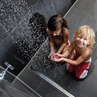 Duschvergnügen: Bodengleiche<br />Dusche mit Duschrinne CeraLine