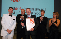 Verdienter Beifall: Johannes Dallmer nimmt von Prof. Dr. Peter Zec (links) die<br />Auszeichnung ‚red dot - best of the best 2008‘ in der Kategorie Bad , Heizung, Sanitär und Klima entgegen. Foto: red dot