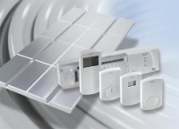 Das CF2-System von Danfoss regelt die Heiz- und Kühlfunktion von Flächenheizungen drahtlos. Die Kommunikation zwischen Hauptregler, Fernbedienung und den in vier Versionen erhältlichen Raumthermostaten basiert auf einer 2-Wege-Funkstrecke. Foto: Danfoss