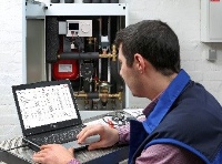 Für alle SHK-Handwerker, die ihre Anlagen via Internet einstellen und überwachen wollen, bietet Danfoss im ECL-Portal die kostenlose Servicesoftware ECL Tool. Der ECL Comfort 296 wird über Ethernet-Anschluss damit verbunden und kann dann  per Fernbedienung und Fernüberwachung angesteuert werden. Bilder: Danfoss