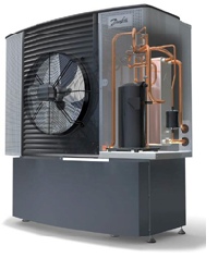 Kompakt, flexibel und leistungsfähig: Die neue Luft-/Wasser-Wärmepumpe DHP-AX von Danfoss vereint alle Komponenten wie Kompressor, Wärmetauscher und Ventilator Platz sparend in einem Gehäuse. Foto: Danfoss<br />