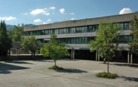 Typische Bauweise der 60er und 70er Jahre: Nutzung von Fertigteilen aus Stahlbeton. Nach der Grundsanierung umgibt das Gebäude eine hoch Wärme dämmende Holzfassade. Foto: DBU