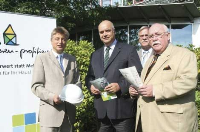 Der Präsident des Zentralverbandes des Deutschen Handwerks (ZDH), Otto Kentzler (2. v. l.), wurde schon im Sommer in Osnabrück von (v. l.) DBU-General¬sekretär Dr. Fritz Brickwedde, Dr. Heinz-Gert Schlenkermann, Hauptgeschäftsführer der Handwerkskammer (HWK) Osnabrück-Emsland und HWK-Präsident Karl-Heinz Brünger begrüßt. Foto: DBU