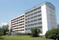 Viel vorgenommen hat sich auch die Pfründespitalstiftung in Ochsenfurt: Die Sanierung ihres Altenpflegeheims aus den 70er Jahren soll den Primärenergiebedarf um 80, den Trinkwasserverbrauch um 60 und den Stromverbrauch um 40 Prozent senken. Die Deutsche Bundesstiftung Umwelt (DBU) fördert das Projekt mit rund 80.000 Euro.