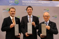 Erhielten in Leipzig den Deutschen Umweltpreis der DBU (v.l.): Dr. Andreas Bett, Hansjörg Lerchenmüller, Günther Cramer. Bild: Peter Himsel/DBU